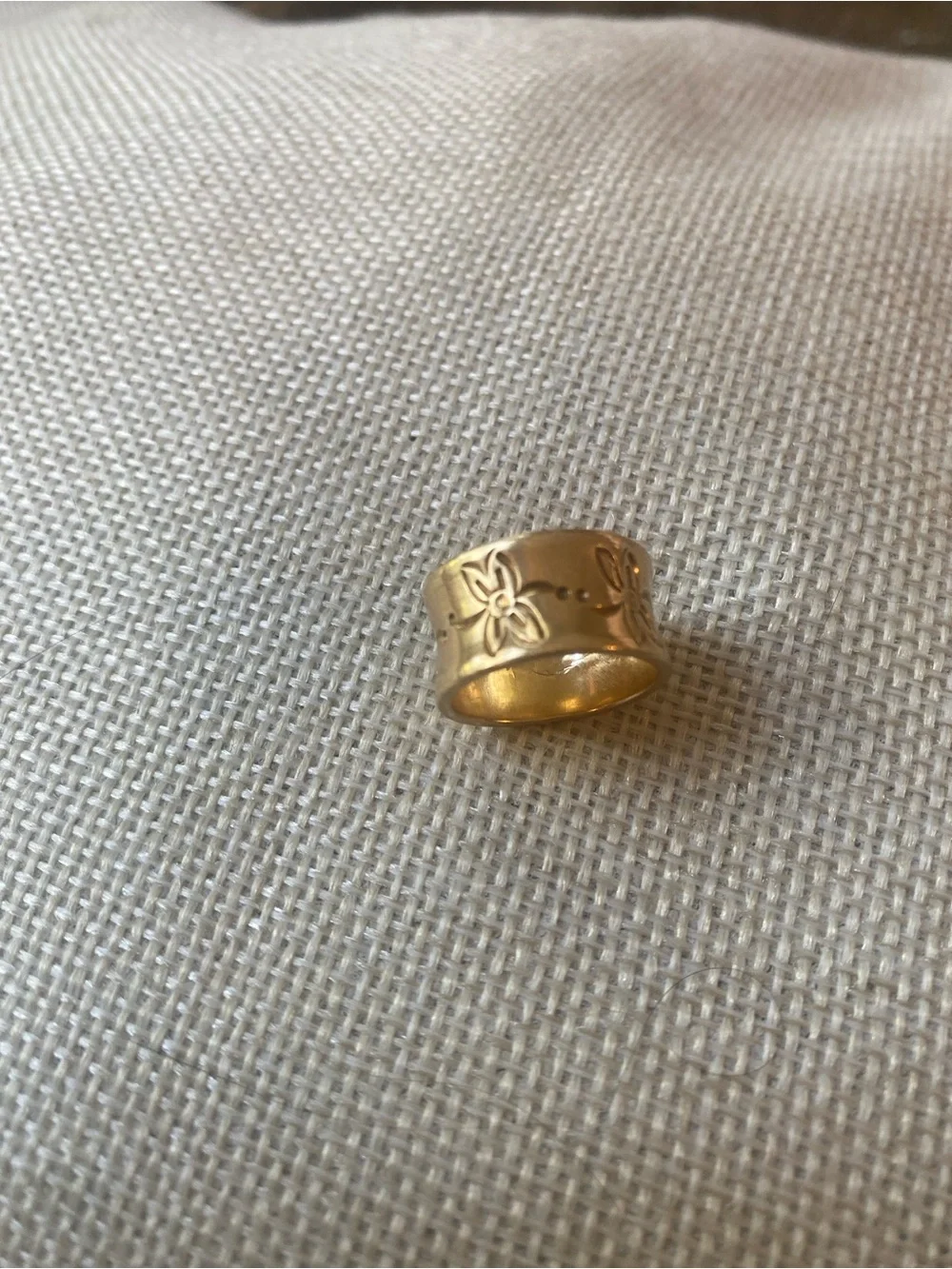 14kt. Gold floral eternity band size 5.50 vintage Marked